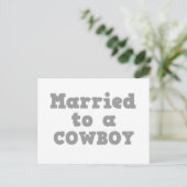 CARTE POSTALE MARIÉE À UN COW-BOY (Debout devant)