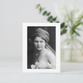 Carte Postale mariée victorienne noir et blanc, fleurs port doux (Debout devant)