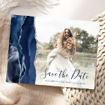 Carte Postale Marine Blue Silver Agate Photo personnalisée Enreg<br><div class="desc">Cette élégante carte postale horizontale enregistrer la date dispose d'une bordure en aquarelle bleu marine découpée avec une parties scintillant en faux argent. Remplacez facilement l'exemple d'image par votre propre photo du futur marié et marié. Le texte personnalisable combine un script d'écriture bleu marine foncé et une police de cuivre...</div>