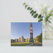 Carte Postale Mât totem sur l'édifice du Parlement à (Debout devant)