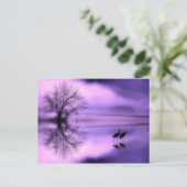 Carte postale mauve (Debout devant)