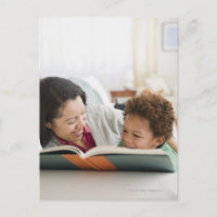 Mélange de race mère lecture livre à fils