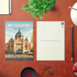 Carte Postale Melbourne Australie Travel Art Vintage<br><div class="desc">Conception rétro de voyage vectoriel Melbourne. Melbourne est la capitale côtière de l'État de Victoria,  dans le sud-est de l'Australie. Au centre de la ville se trouve le développement Carré moderne de la Fédération,  avec des places,  des bars et des restaurants au bord de la rivière Yarra.</div>