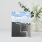 Carte Postale Mémorial de l'Holocauste (Debout devant)