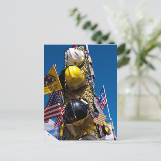 Carte postale : "Memory Spire" (Debout devant)