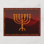 Carte Postale Menorah de Moshe<br><div class="desc">Dans la Torah Moshe Rabbenu est dit : "Vous ferez une Menorah d'or pur, battu, la Menorah sera faite, sa base, sa branche, ses gobelets, ses boutons, et ses fleurs seront martelées de lui, " [Mot 25:31] et plus tard, "Voir, et construire, selon leur forme que vous êtes montré sur...</div>