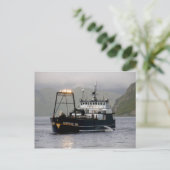 Carte Postale Mer de Sibérie, Bateau de pêche à la palangre (Debout devant)