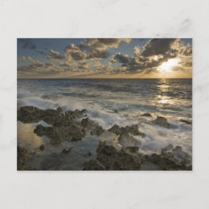 Carte Postale Mer des Caraïbes, Îles Caïmans. Vagues déferlantes