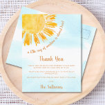 Carte Postale Merci Baby shower solaire<br><div class="desc">Ce carte de remerciements de baby shower comporte le texte "Un petit rayon de soleil est presque ici !" avec un soleil d'aquarelle jaune et un arrière - plan de ciel bleu. Parfait pour un baby shower sans distinction de genre. Facile à personnaliser. Utilisez l'outil de conception pour modifier la...</div>