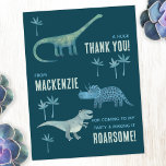 Carte Postale Merci de fête d'anniversaire de Dinosaur<br><div class="desc">C'est le moment de remercier vos invités pour une fête d'anniversaire sauvage ! Un groupe amusant de dinosaures adorables, prêt à customiser avec le nom de votre enfant et message de remerciement. Idéal pour n'importe quel garçon ou fille d'âge. Le dos est vide et comporte un petit Tyrannosaurus Rex. Art...</div>