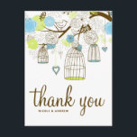 Carte postale Merci floral bleu et vert<br><div class="desc">Invitation personnalisable avec illustration de cages d'oiseaux bleus et verts et variété de fleurs avec deux inséparables perchés sur un arbre avec cordon de coeur pendante.</div>