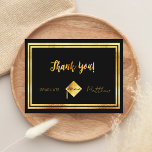 Carte Postale Merci graduation or noir<br><div class="desc">Un carte de remerciements pour le diplômé. Une couleur arrière - plan noire et un cadre en faux or. Devant un script de style écrit main et le texte : Merci! Année d'études supérieures et un plafond de diplôme, casquette. Retour : Personnalisez et ajoutez Votre note de remerciement et votre...</div>