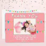 Carte Postale Merci photo de l'anniversaire du drapeau de Buntin<br><div class="desc">Drapeaux mignonants rose anniversaire photo merci carte postale. Merci à votre invité d'être venu à la fête d'anniversaire de votre enfant! Le design a des drapeaux colorés de fête d'anniversaire et une photo dans un cadre sur un arrière - plan rose avec des taches blanches - insérez votre photo dans...</div>