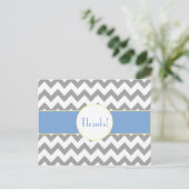 Carte Postale Merci rayé gris et bleu de monogramme de Chevron (Debout devant)