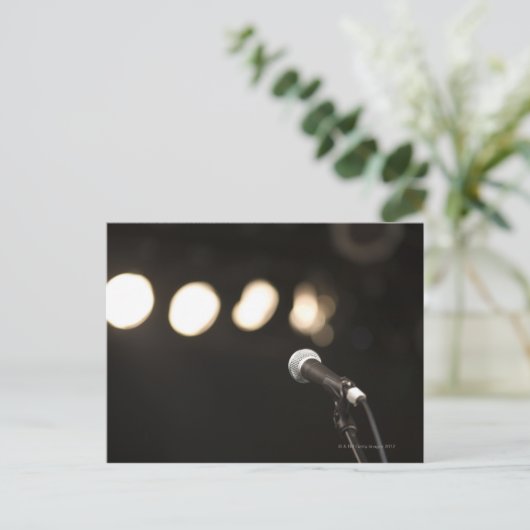 Carte Postale Microphone et projecteurs (Debout devant)