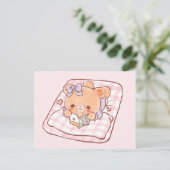 Carte Postale Mignon ours lisant des mangas Shojo sur un lit con (Debout devant)
