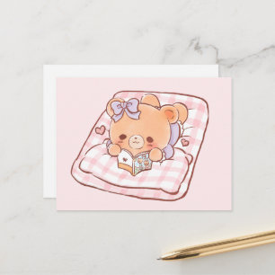 Carte Postale Mignon ours lisant des mangas Shojo sur un lit con