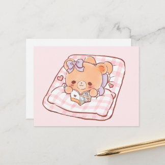 Carte Postale Mignon ours lisant des mangas Shojo sur un lit con