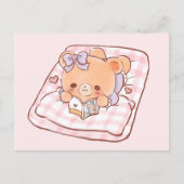 Carte Postale Mignon ours lisant des mangas Shojo sur un lit con (Devant)