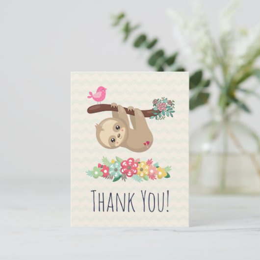 Carte Postale Mignon paresseux brun pendu à l'envers merci (Debout devant)