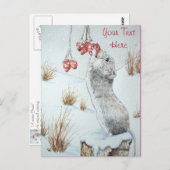 Carte Postale Mignonne souris mangeant des baies de neige faune (Devant / Derrière)