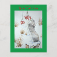 mignonne souris mangeant des baies la neige scène