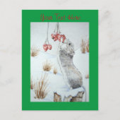 Carte Postale mignonne souris mangeant des baies la neige scène (Devant)