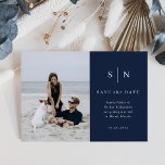 Carte Postale Minimal et chic | Mariage photo Enregistrer la dat<br><div class="desc">Ce mariage élégant et moderne sauve les cartes postales datées disposent d'un design de texte bleu marine foncé simple qui respire le style minimaliste,  avec votre photo personnelle préférée. Ajoutez vos initiales ou votre monogramme pour les rendre complètement vôtres.</div>