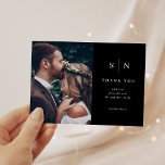 Carte Postale Minimal et chic | Mariage photo noir Merci<br><div class="desc">Ces cartes postales élégantes et modernes de mariage remerciement vous offrent un design de texte simple en noir et blanc qui respire le style minimaliste,  avec votre photo mariage personnelle préférée. Ajoutez vos initiales ou votre monogramme pour les rendre complètement vôtres.</div>