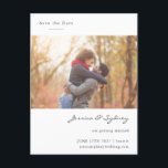 Carte Postale Minimaliste Engagé Couple Photo Enregistrer La Dat<br><div class="desc">Cette belle carte postale de date contient votre photo,  une composition minimaliste,  et une typographie élégante en noir et blanc.</div>