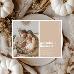 Carte Postale Minimaliste Grateful   Bénédiction Thanksgiving Ph<br><div class="desc">Partagez la chaleur de la saison avec ce minimaliste Grateful Blessed Thanksgiving carte photo. Doté d'un arrière - plan beige neutre moderne, d'une typographie propre et d'un espace pour votre photo de famille préférée, cet élégant design est parfait pour envoyer l'amour et la gratitude à vos amis et votre famille....</div>