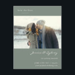 Carte Postale Minimaliste Moderne Sage Green Photo Enregistrer L<br><div class="desc">Minimaliste moderne Dark Sage Vert Script Mariage Enregistrer la date Carte postale avec votre photo</div>