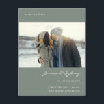 Carte Postale Minimaliste Moderne Sage Green Photo Enregistrer L<br><div class="desc">Minimaliste moderne Dark Sage Vert Script Mariage Enregistrer la date Carte postale avec votre photo</div>