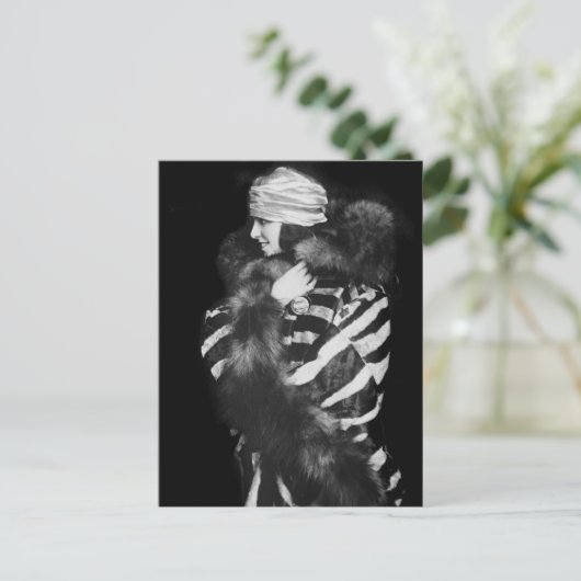 Carte Postale Mode fourrure, années 1920 (Debout devant)