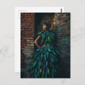 Carte Postale Modèle dans une robe en plumes vertes Pots contre (Devant / Derrière)