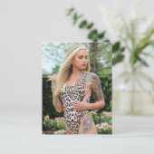 Carte Postale Modèle de bikini tatoué (Debout devant)