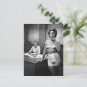 Carte Postale Modèle de lingerie fumant dans un bureau (Debout devant)