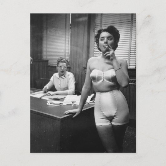 Carte Postale Modèle de lingerie fumant dans un bureau (Devant)