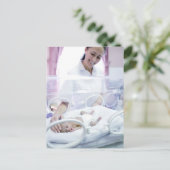 Carte Postale MODÈLE PUBLIÉ. Infirmière et bébé prématuré. (Debout devant)