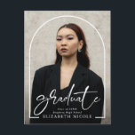 Carte Postale Modern Script Graduate Photo Arch Graduation Party<br><div class="desc">Célébrez votre diplômé en style avec la Carte Postale Modern Script Graduate Photo Arch Graduation Party. Doté d'une police de script élégante et d'une disposition de photo en arc unique, cette carte postale est parfaite pour inviter famille et amis à la fête. Une façon sophistiquée et mémorable de marquer cette...</div>