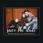 Carte Postale Moderne Enregistrer la date Fiançailles photo noir<br><div class="desc">Modern Save the Date Fiançailles Couple Photo Carte postale - Noir avec script blanc</div>