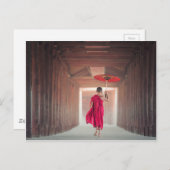 Carte Postale Moine bouddhiste avec le parapluie rouge (Devant / Derrière)