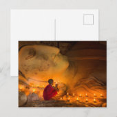 Carte Postale Moine priant près d'un Bouddha (Devant / Derrière)