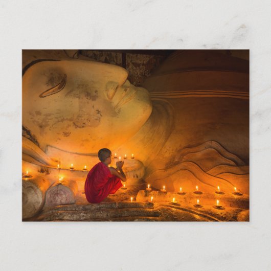 Carte Postale Moine priant près d'un Bouddha (Devant)