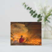 Carte Postale Moine priant près d'un Bouddha (Debout devant)
