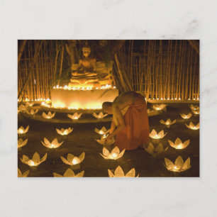 Carte Postale Moines allumant des bougies khom loy et des lanter