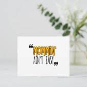 Carte Postale Mommin'Ain't Easy (Debout devant)