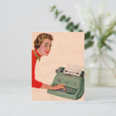 Carte Postale Mona et sa nouvelle machine à écrire (Debout devant)