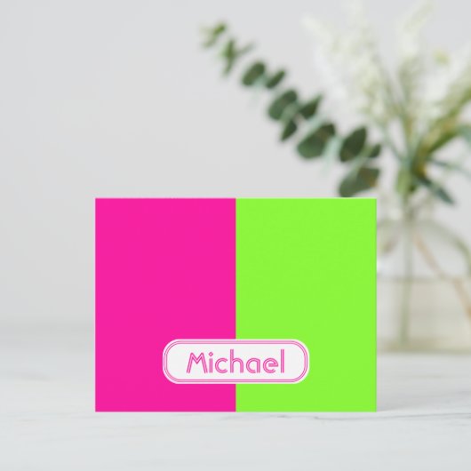 Carte Postale Monogram vert moderne de Bright Neon Pink (Debout devant)
