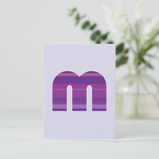 Carte Postale Monogramme pourpre - Lettre M (Debout devant)